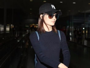 女生素颜面对镜头微笑的照片