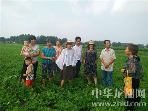 农业科技人员在操作智能农机