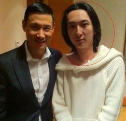 粉丝与偶像合影时表情紧张但开心