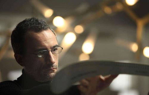 Zeus在比赛中专注操作