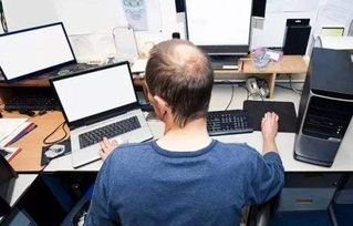 一位年轻人在电脑前查看黄金行情