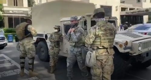 白宫外抗议人群照片