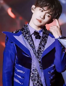 易烊千玺出席活动时的照片