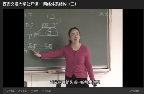 一位自媒体博主正在电脑前撰写文章