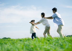 两名父母牵着孩子走过公园