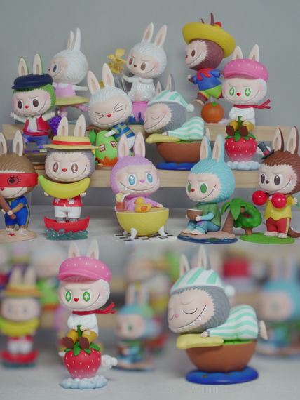 果果给爸爸送Labubu玩具的瞬间