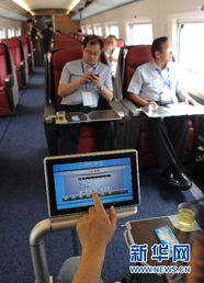 乘客在高铁上听音乐