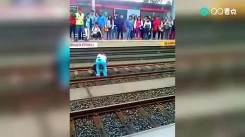 那尔那茜站在聚光灯下微笑