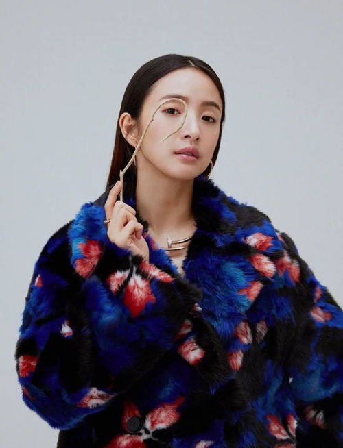 林依晨与女儿合影