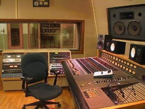 创作者在录音棚录制音频节目