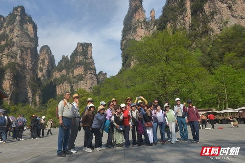 游客在泰国海边拍照留念