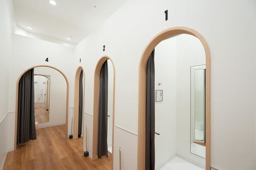 顾客在优衣库试衣镜前自拍