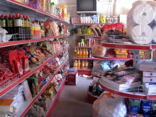 超市货架上琳琅满目的商品