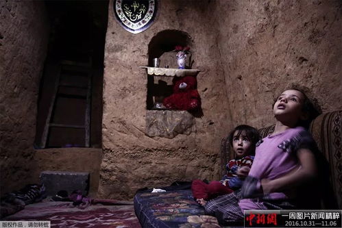 特拉维夫居民在防空洞中躲避导弹袭击