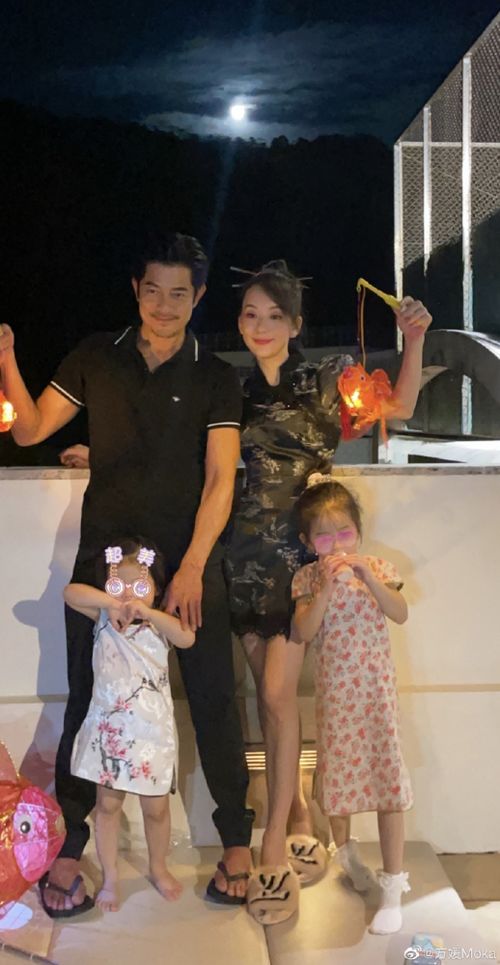 郭富城抱着小女儿笑容满面