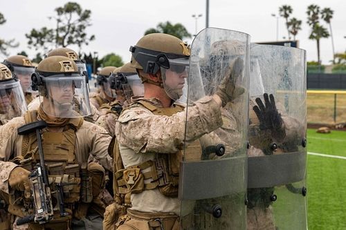 美国海军陆战队士兵在洛杉矶执勤