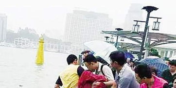 馆长在鼓浪屿旅游拍照留念