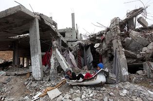 以色列民众在防空洞中躲避导弹袭击