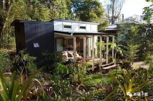 一个人在小区花园里边走边晒太阳