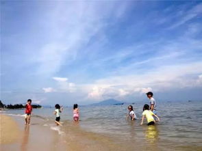 一名家长正在与孩子一起户外活动