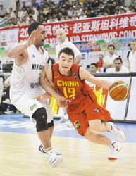 苏超比赛中草根球员带球突破