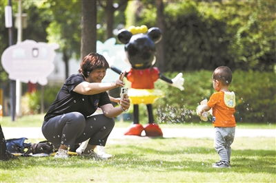 家长与孩子在公园游玩享受假期时光