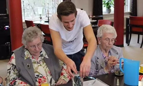 年轻人和老年人一起散步聊天