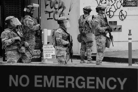 洛杉矶为何一夜之间失控？从移民冲突到国民警卫队出动的真相全解析