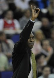 NBA教练在场边指挥比赛