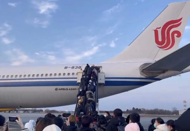 中国撤侨航班在德黑兰机场起飞画面