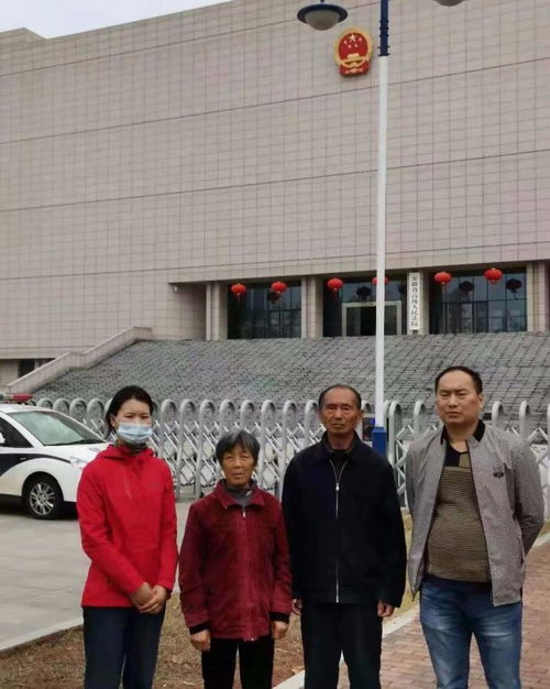 家属在法院外等待判决结果