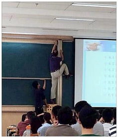 老师在课堂上教学