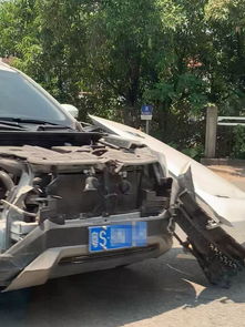 事故现场照片显示车辆引擎盖受损严重