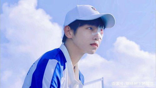 彭昱畅在长春电影节后台接受采访的照片