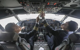 南航飞行员在驾驶舱内工作