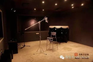 古风歌手在录音棚中创作画面