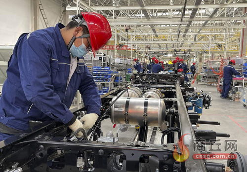 新能源汽车生产线忙碌场景