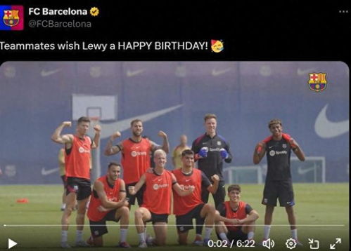 白岩松赛后与队友合影庆祝