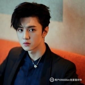 陈哲远出席活动时微笑面对镜头