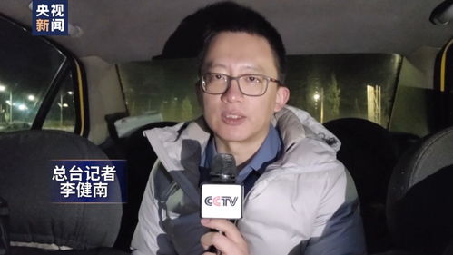 战火中的镜头：伊朗记者带血直播 身后电视台起火实录