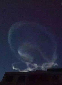 夜空中导弹飞行的轨迹照片