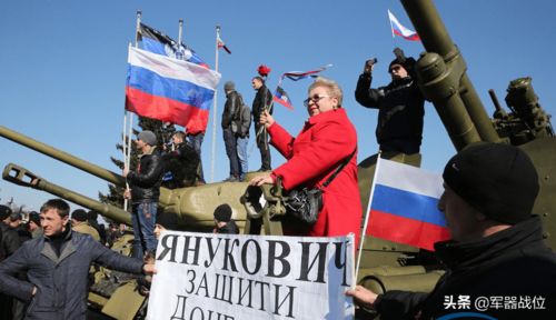 伊朗民众街头集会高举国旗欢呼场面