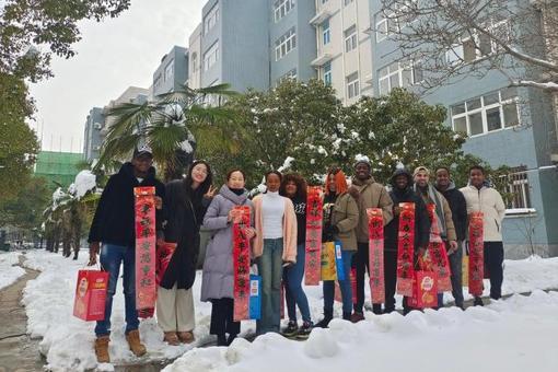 中亚留学生在中国校园内