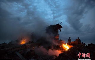 印度坠机唯一幸存者逃难新视频曝光：黑烟中艰难走出 路人见状急忙带他撤离