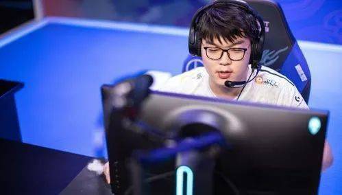 Bin在赛后采访中认真回答问题