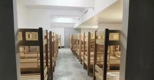 铁床生锈木门破烂？江西一中学宿舍现状曝光，网友怒了！