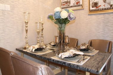 一家三口围坐在餐桌前吃饭聊天