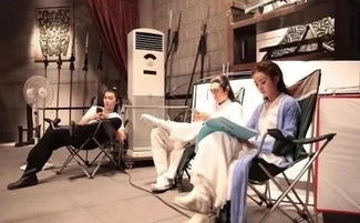 雷佳音在片场认真排练镜头特写