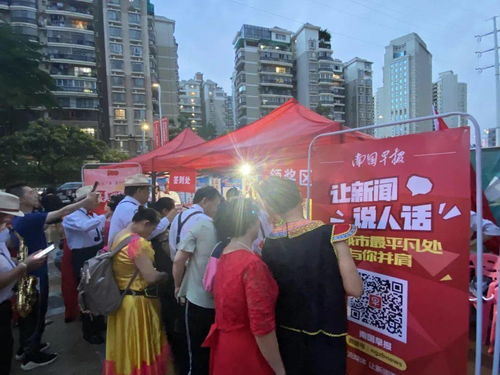 市民在公交站台扫码参与网络辟谣互动游戏