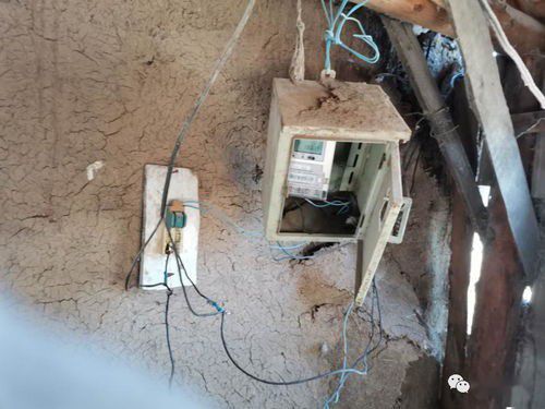 老旧宿舍墙面发霉电线外露